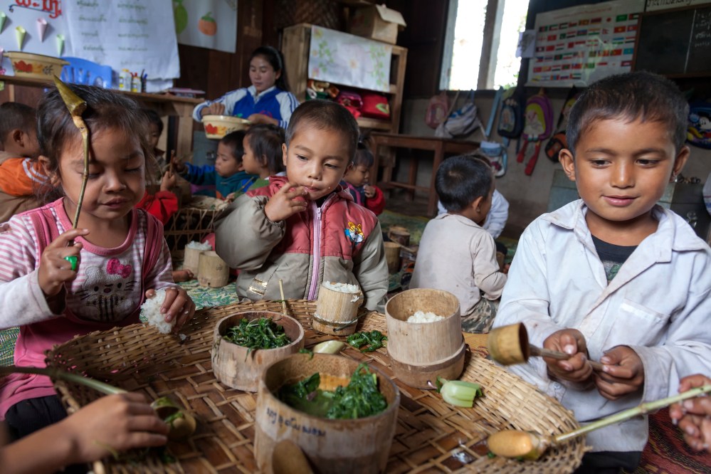Laos: Nutritious meals are bringing more children to school